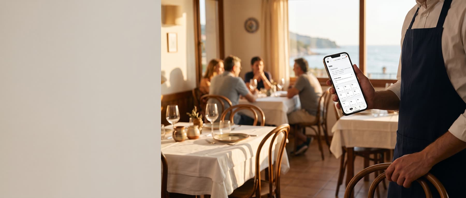 Una sala piena la sera, con il cameriere e il telefono